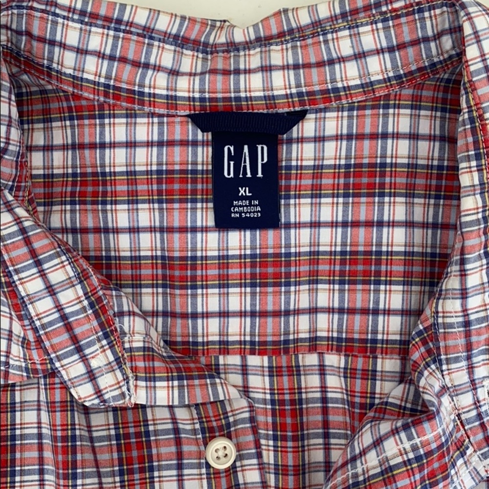Men’s Gap shirt